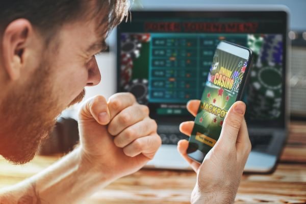 Filipino player placing a live sports bet on 5 apk using a smartphone